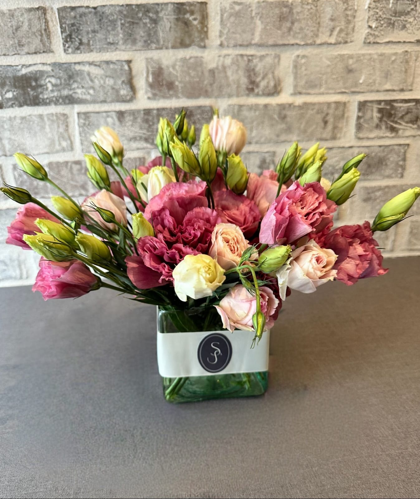 FLORES LISIANTHUS EN CUBO DE VIDRIO - Imagen 2