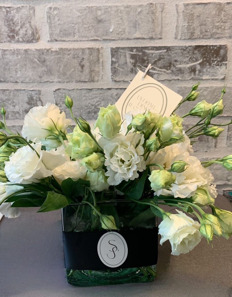 FLORES LISIANTHUS EN CUBO DE VIDRIO