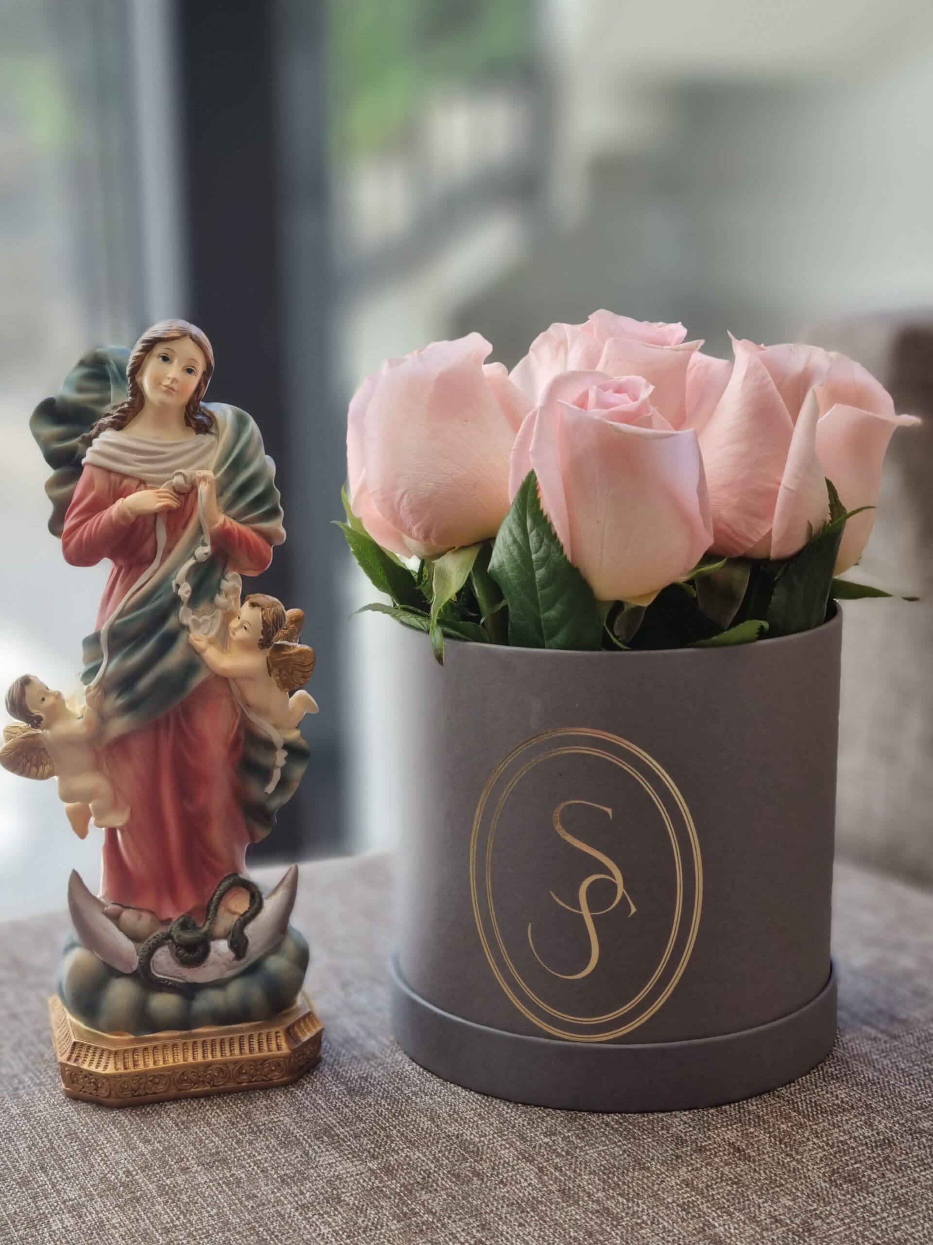 VIRGEN DESATANUDOS CON FLORES