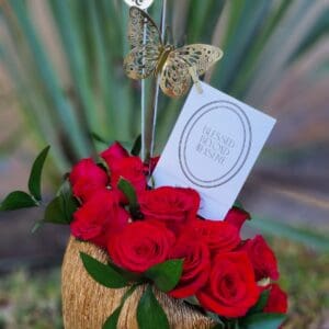 FLORERO DORADO CON ROSAS ROJAS