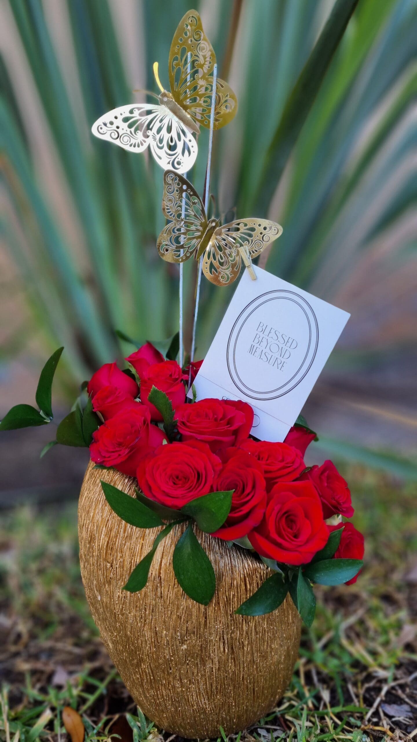 FLORERO DORADO CON ROSAS ROJAS