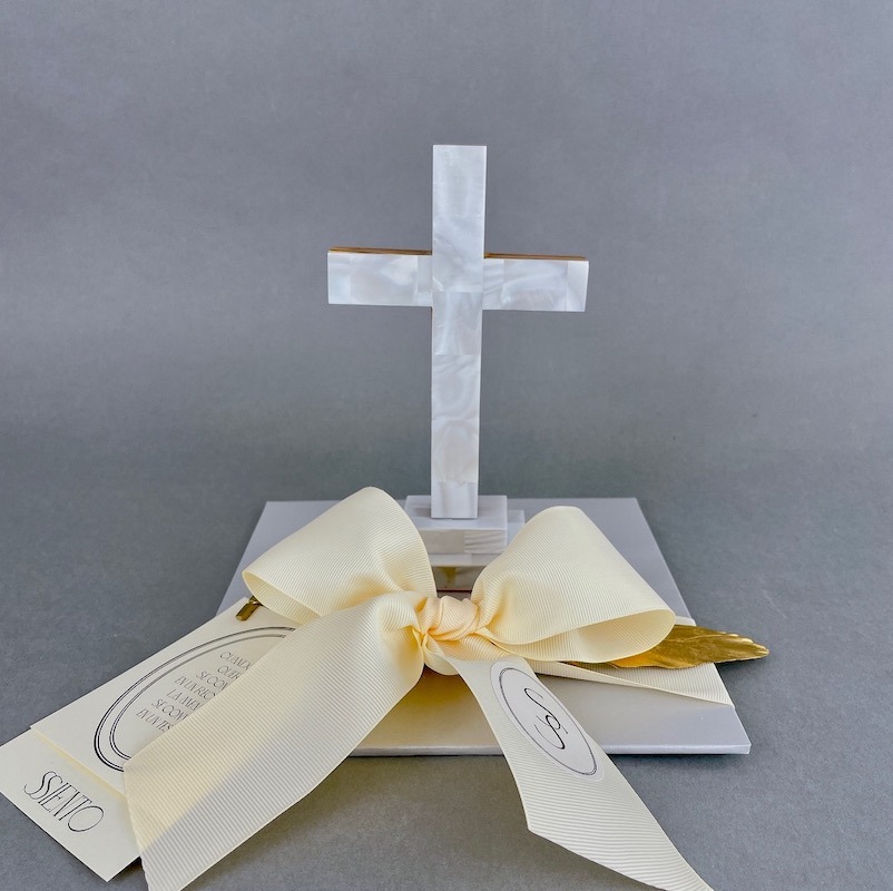 CRUZ MADERA TIERRA SANTA DE MADRE PERLA CON BASE