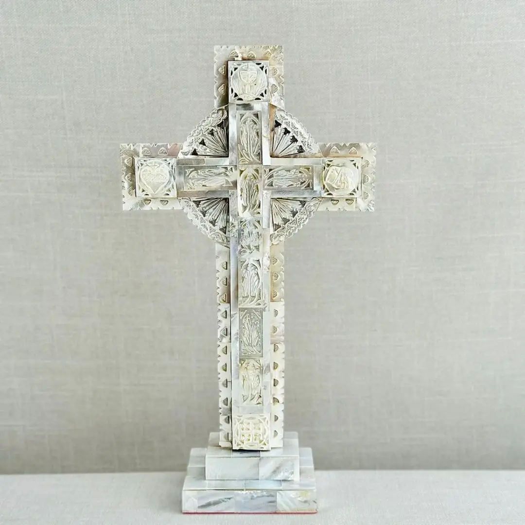 CRUZ DE TIERRA SANTA BROCADA CON CIRCULO