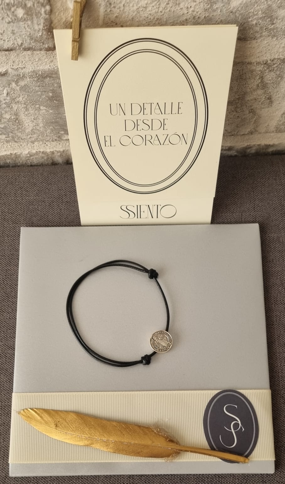 Pulsera San Benito de hilo ajustable - Imagen 3