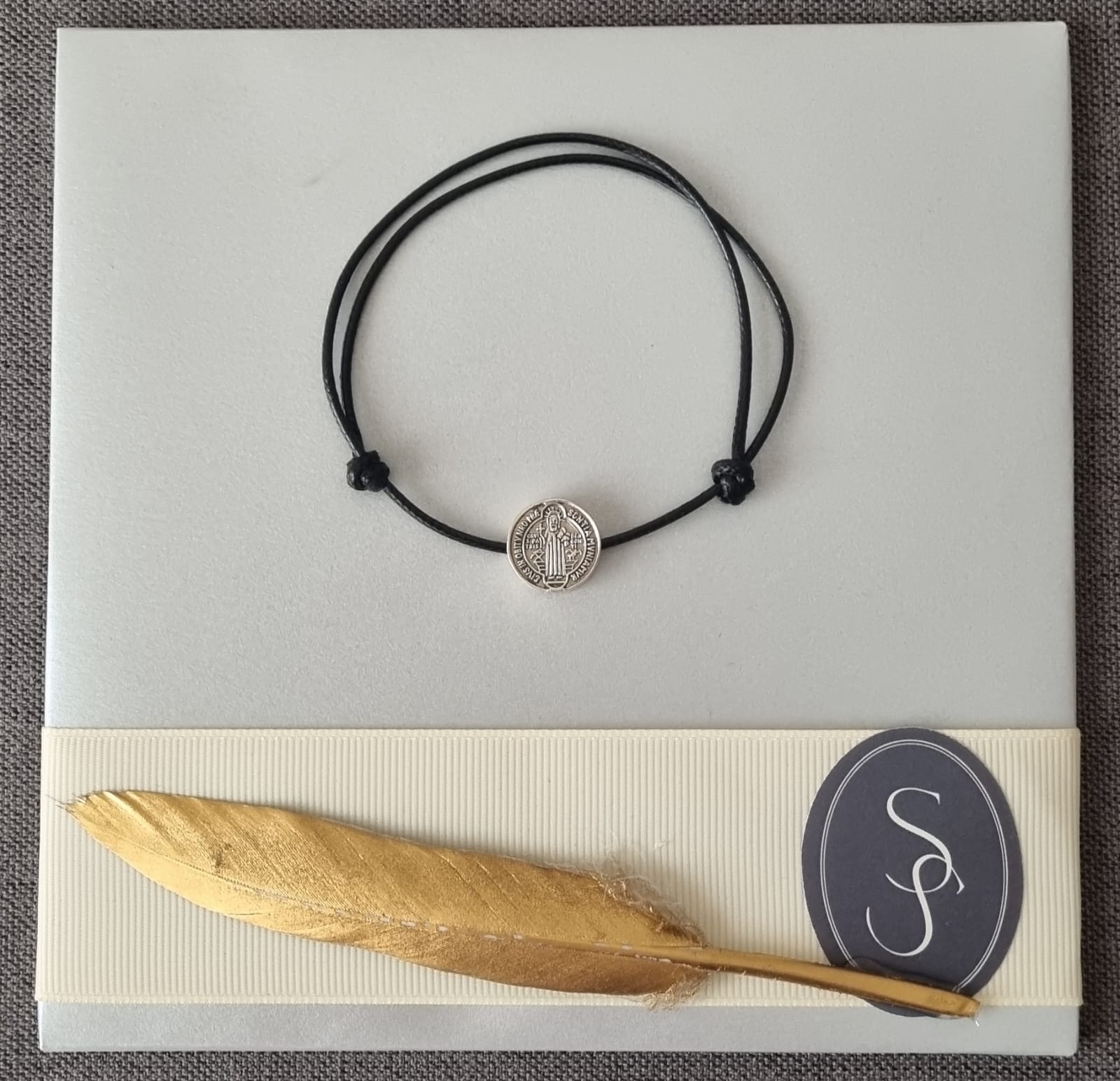 Pulsera San Benito de hilo ajustable