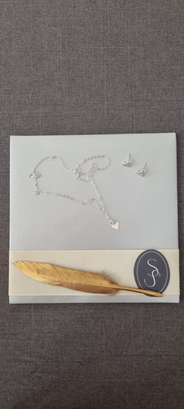 Juego de aretes y dije de plata de corazón