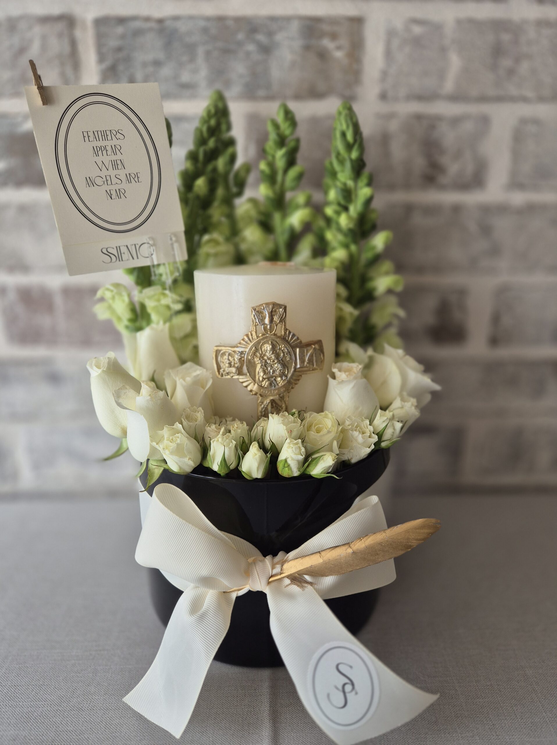 CILINDRO DE CRISTAL CON FLORES BLANCAS CON CIRIO