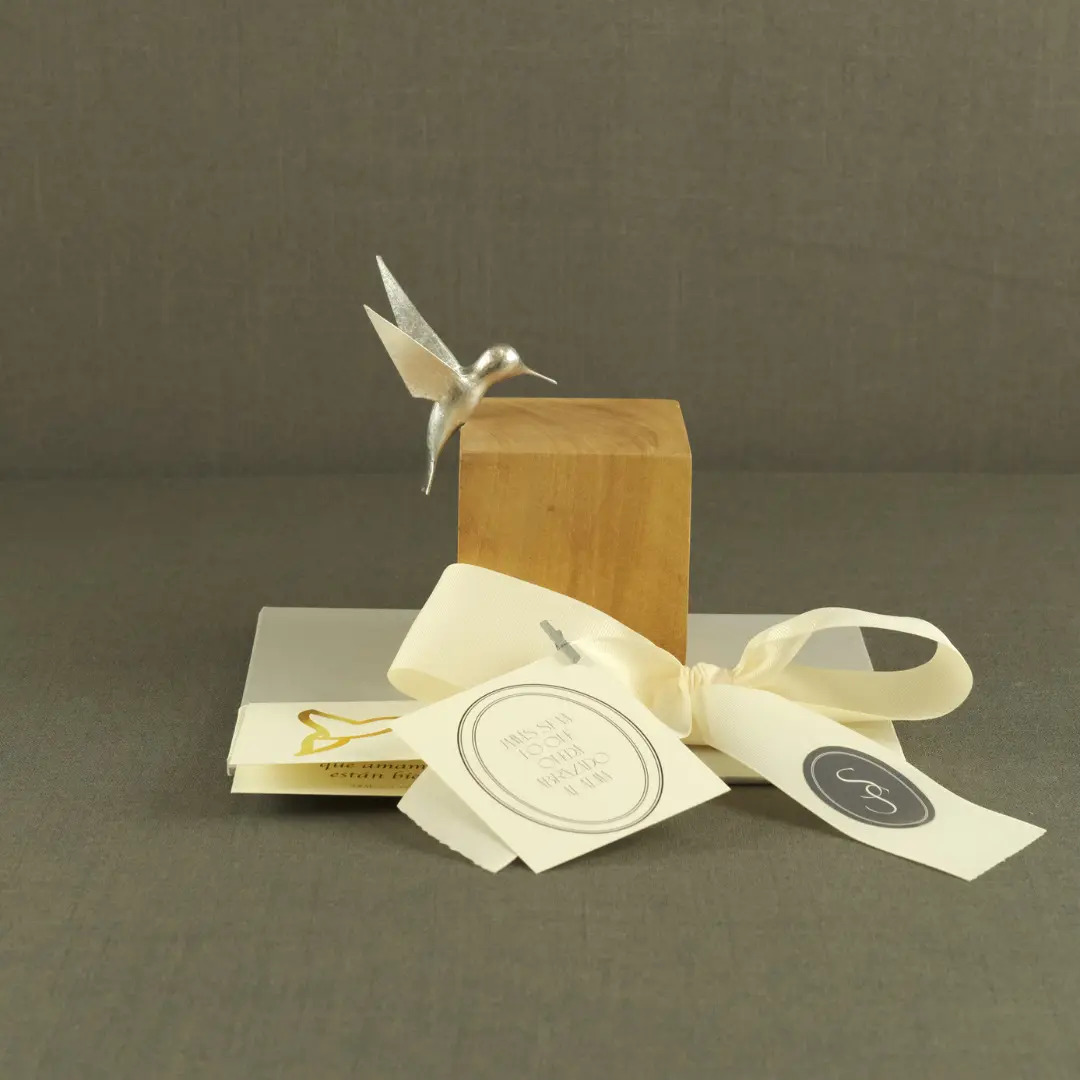 COLIBRÍ CON PEDESTAL Y ALAS DAVIT NAVA - Imagen 2