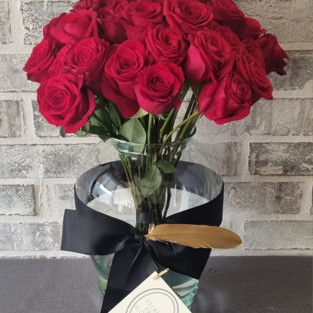 ROSAS EN JARRÓN DE CRISTAL