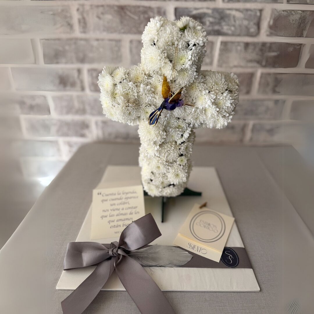 CRUZ CON FLOR Y COLIBRÍ