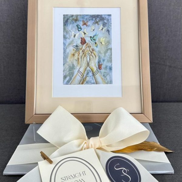 PINTURA ENMARCADA, MANOS CON COLIBRÍ Y/O MARIPOSA - Imagen 2