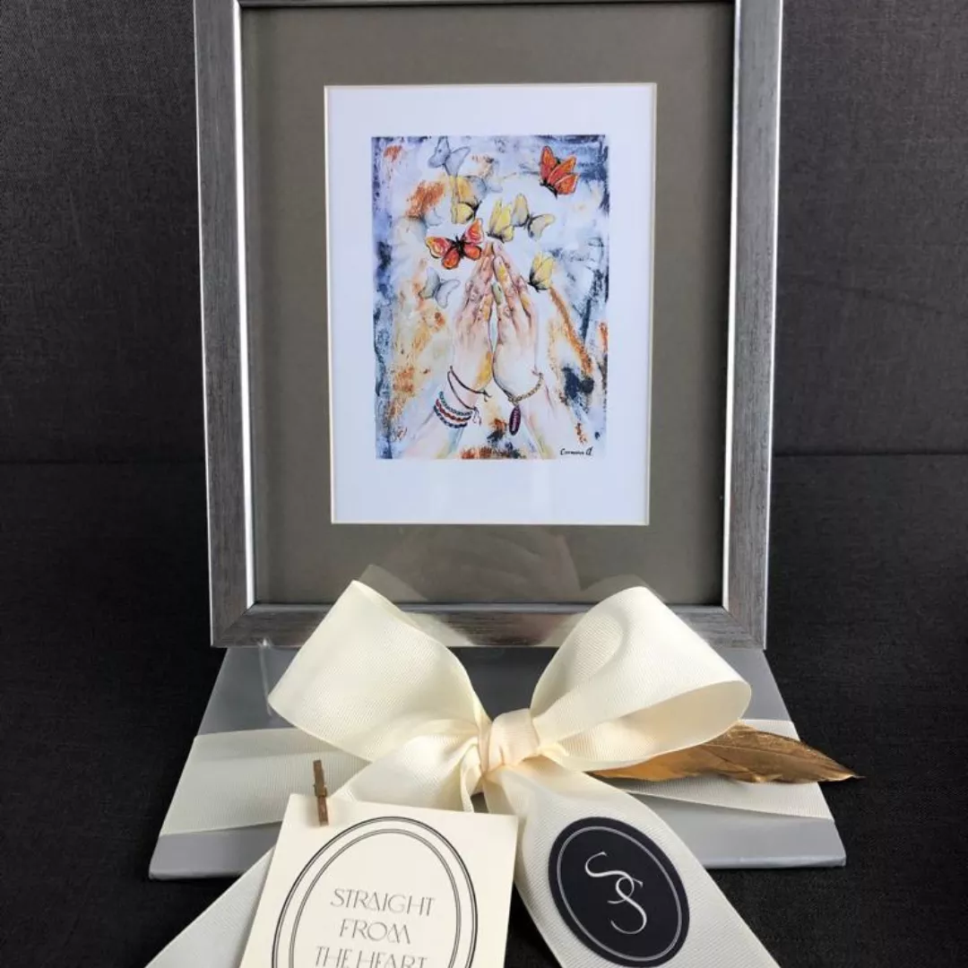 PINTURA ENMARCADA, MANOS CON COLIBRÍ Y/O MARIPOSA