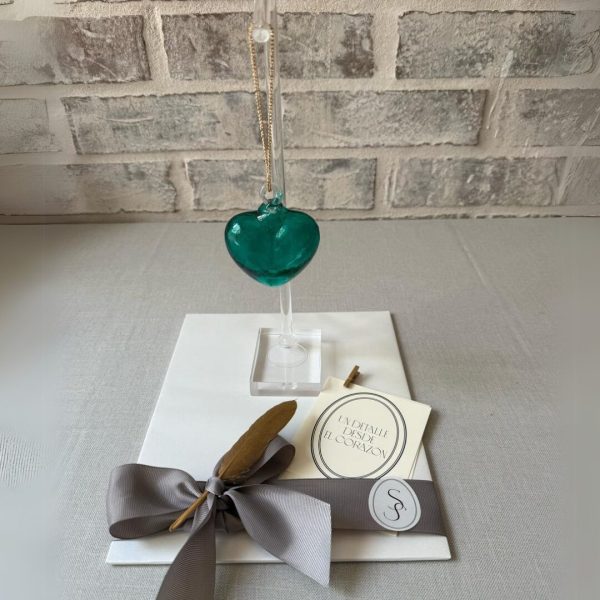 Corazón de vidrio soplado con pedestal de acrílico transparente