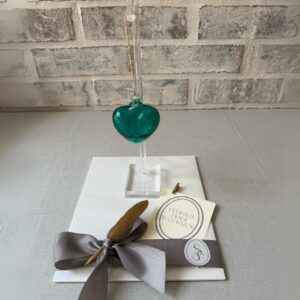 Corazón de vidrio soplado con pedestal de acrílico transparente
