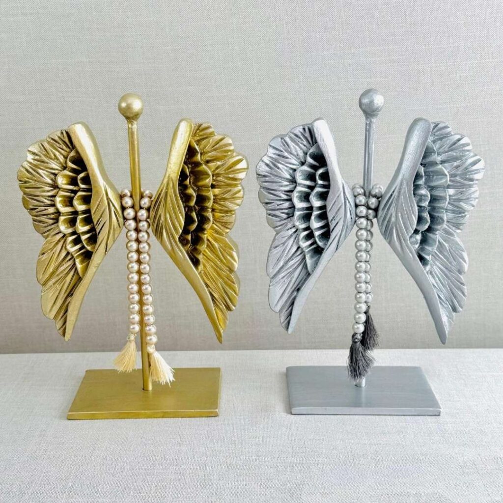 Alas con pedestal, en color dorado y plateado