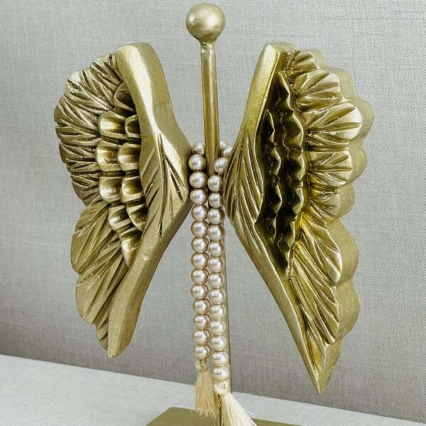 Alas con pedestal en color dorado de cerca