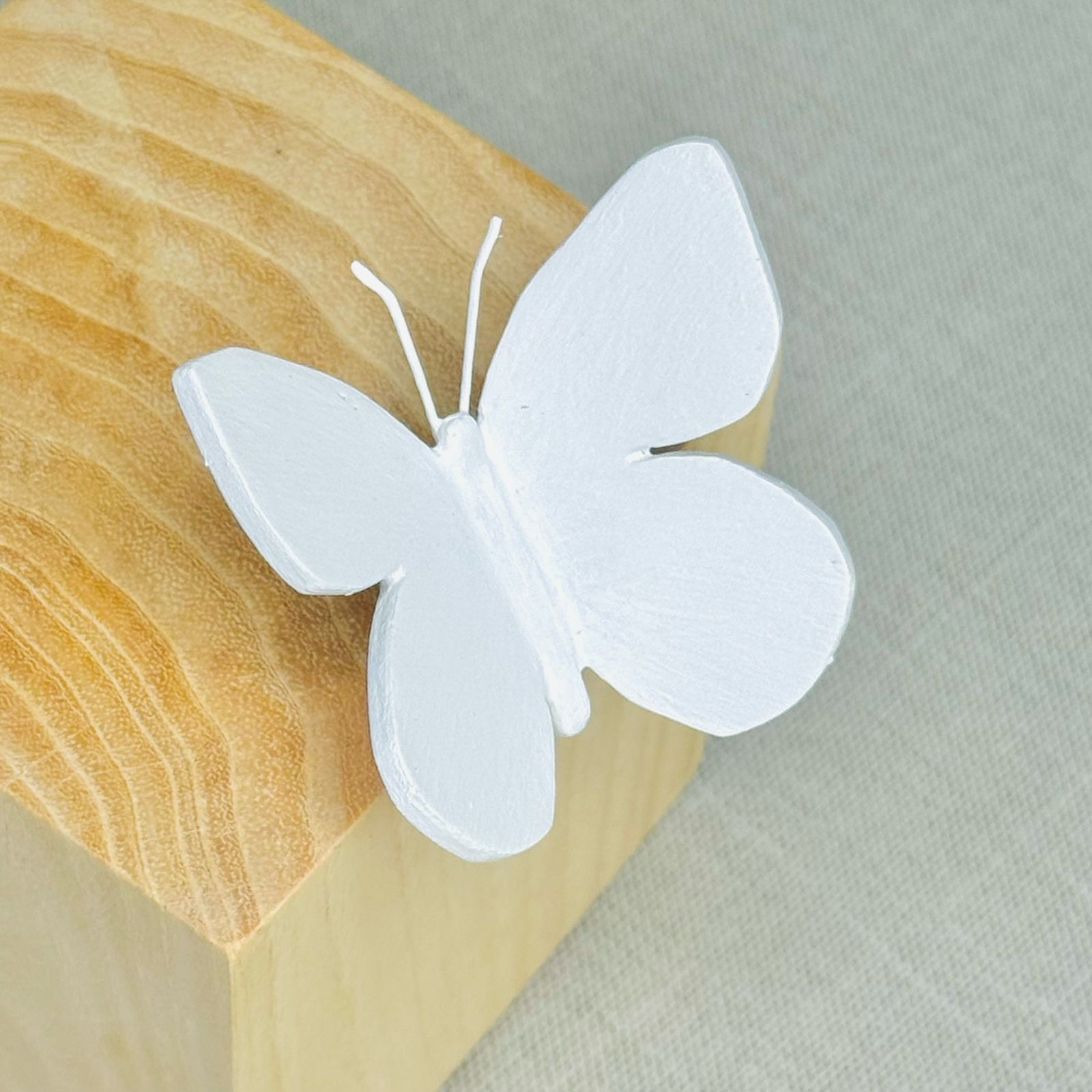 CUBO CON MARIPOSA DE DAVIT NAVA blanca