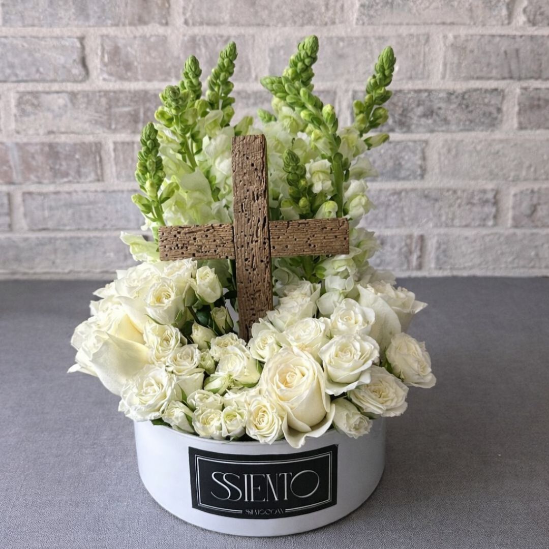 CILINDRO DE CRISTAL CON FLORES BLANCAS y CRUZ DE MADERA